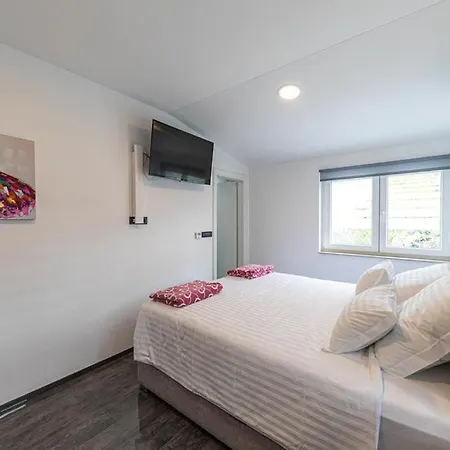 Premium With Jacuzzi Apartman