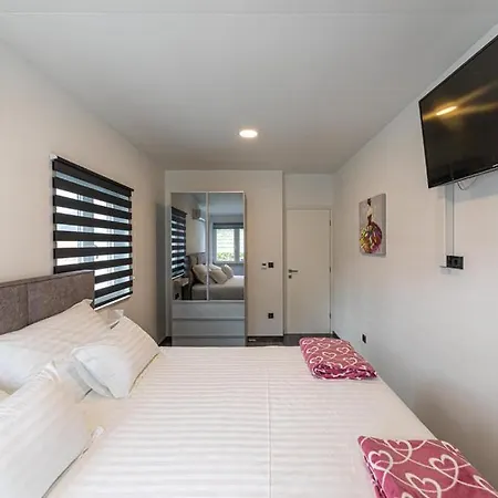 Premium With Jacuzzi Apartman Trogir